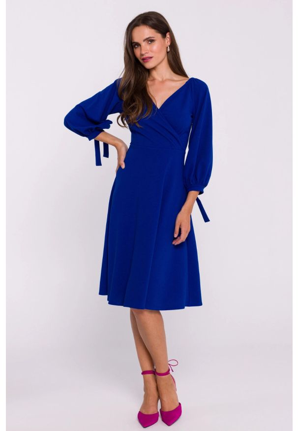 Stylove - Rozkloszowana sukienka z kopertowym dekoltem chabrowa. Kolor: niebieski. Typ sukienki: kopertowe