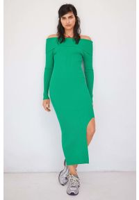 mango - Mango sukienka Sharpei kolor zielony midi dopasowana. Typ kołnierza: dekolt hiszpanka. Kolor: zielony. Materiał: włókno, dzianina. Długość rękawa: długi rękaw. Wzór: gładki. Typ sukienki: dopasowane. Długość: midi #7