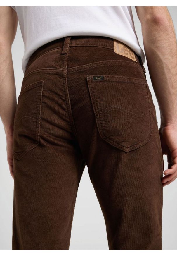 Lee - MESKIE SPODNIE LEE DAREN ZIP FLY ARABICA 112370650