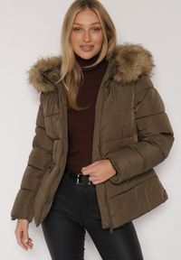 Born2be - Ciemnozielona Pikowana Kurtka z Paskiem Nieodpinanym Kapturem i Futerkiem Retinda. Okazja: na spacer, na co dzień. Kolor: zielony. Materiał: futro. Styl: casual #6