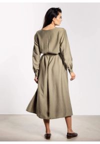 Infinite You - Sukienka rozkloszowana z długim rękawem i paskiem zielona. Okazja: na co dzień, do pracy. Kolor: zielony, brązowy. Długość rękawa: długi rękaw. Typ sukienki: koszulowe. Styl: casual, elegancki #3