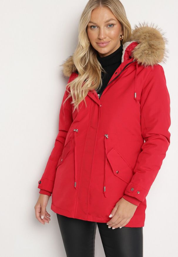Born2be - Czerwona Zimowa Kurtka Parka z Odpinanym Futerkowym Zdobieniem i Kapturem Sialinnea. Okazja: na co dzień, na spacer. Kolor: czerwony. Materiał: dzianina, futro, jeans. Wzór: aplikacja. Sezon: zima. Styl: elegancki, casual