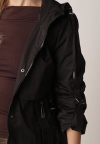 Born2be - Czarna Przejściowa Kurtka Parka z Kapturem i Podwijanymi Rękawami Tinarose. Okazja: na spacer, na co dzień. Typ kołnierza: kaptur. Kolor: czarny. Materiał: jeans, dresówka. Styl: casual #6