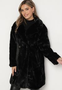 Born2be - Czarny Płaszcz ze Sztucznego Futra Kairaelle. Okazja: na co dzień, na spacer. Kolor: czarny. Materiał: futro. Długość rękawa: długi rękaw. Długość: długie. Sezon: jesień, zima. Styl: casual, elegancki #1