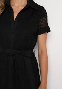 Born2be - Czarna Koszulowa Sukienka na Guziki z Ażurowym Wzorem Wiązana Paskiem Klarevia. Okazja: do pracy. Kolor: czarny. Materiał: tkanina, skóra. Wzór: ażurowy. Sezon: wiosna, lato. Typ sukienki: koszulowe. Styl: elegancki, klasyczny #5