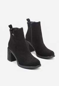 Born2be - Czarne Botki VICES z Imitacji Zamszu do Kostki na Słupku Zdobione Metaliczną Aplikacją Nilerie. Okazja: na spotkanie biznesowe, do pracy, na co dzień. Kolor: czarny. Materiał: zamsz. Wzór: aplikacja. Obcas: na słupku. Styl: biznesowy, casual