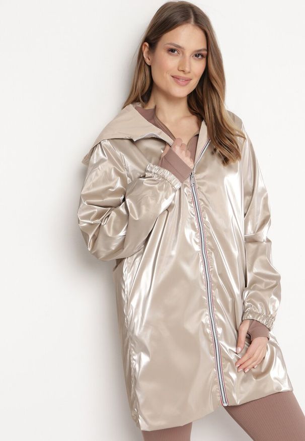 Born2be - Beżowa Kurtka Dwustronna z Nieodpinanym Kapturem i Metalicznym Efektem Lirednil. Kolor: beżowy. Wzór: gładki. Styl: elegancki