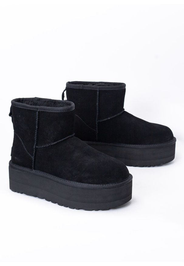 Ugg - Buty zimowe damskie czarne UGG W CLASSIC MINI PLATFORM. Kolor: czarny. Materiał: poliester, wełna, skóra, zamsz, lyocell. Szerokość cholewki: normalna. Wzór: aplikacja. Sezon: zima. Obcas: na platformie