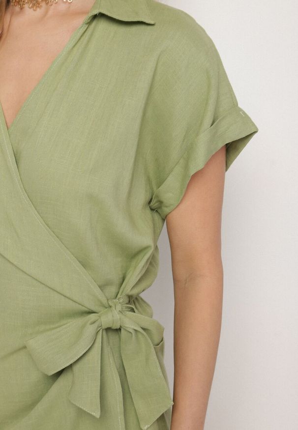Born2be - Zielona Kopertowa Sukienka Kombinezon Letnia Mini z Bawełny i Lnu Liorra. Kolor: zielony. Materiał: len, bawełna. Długość rękawa: krótki rękaw. Sezon: lato. Typ sukienki: kopertowe. Długość: mini