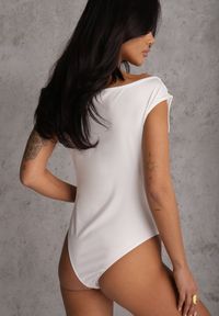 Renee - Białe Kopertowe Body Bez Rękawów Edalwen. Okazja: na imprezę. Kolor: biały. Materiał: skóra. Długość rękawa: bez rękawów. Styl: elegancki #2