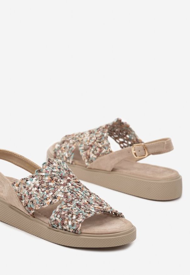 Renee - Ciemnobeżowe Sandały z Szerokim Paskiem w Stylu Szydełkowym Ailanne. Zapięcie: pasek. Kolor: beżowy. Materiał: jeans. Sezon: lato