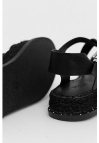 Truffle Collection Sandały damskie kolor czarny na platformie. Zapięcie: klamry. Kolor: czarny. Materiał: materiał, guma. Wzór: gładki. Obcas: na platformie #4