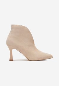 Born2be - Ciemnobeżowe Botki na Geometrycznej Szpilce z Ozdobnym Wycięciem Lamo. Kolor: beżowy. Szerokość cholewki: normalna. Wzór: geometria #2