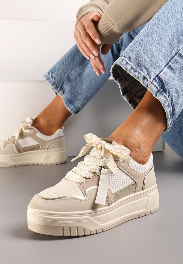 Born2be - Ciemnobeżowe Sneakersy na Grubej Podeszwie z Ozdobnymi Sznurówkami i Zawieszką Xalenia. Okazja: na co dzień. Nosek buta: okrągły. Zapięcie: sznurówki. Kolor: beżowy. Materiał: jeans