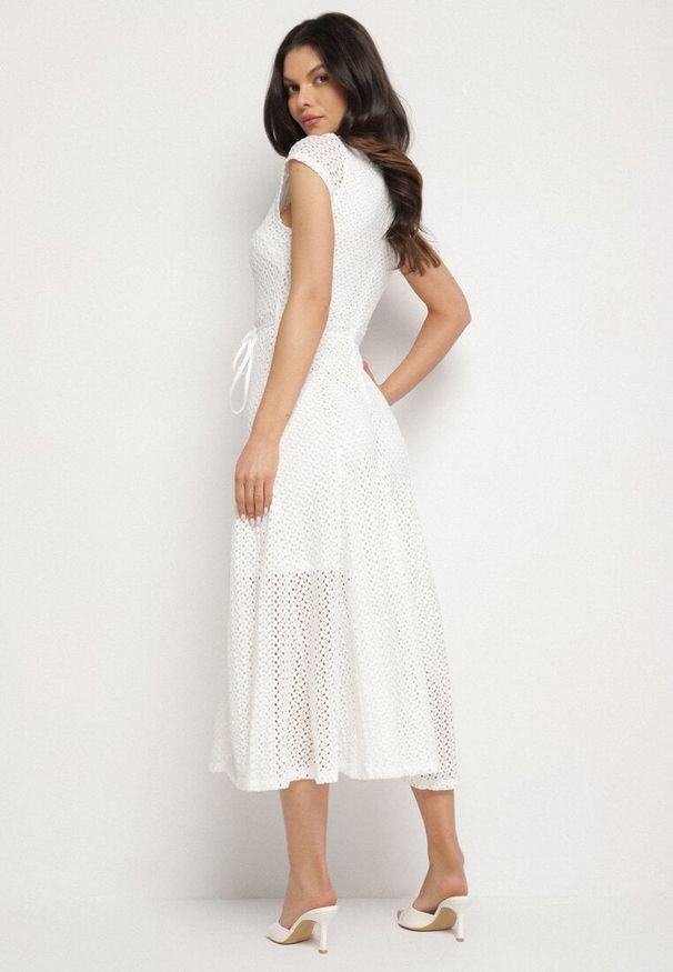 Born2be - Biała Rozkloszowana Sukienka z Ażurowym Wzorem i Paskiem Galindella. Kolor: biały. Wzór: ażurowy. Styl: klasyczny