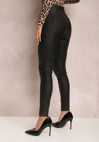 Renee - Czarne Spodnie Skinny Lyphara. Kolor: czarny. Materiał: materiał, skóra. Długość: długie. Wzór: aplikacja