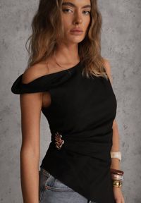 Renee - Czarna Marszczona Asymetryczna Bluzka z Bawełny z Ozdobą 3D Thellike. Okazja: na imprezę. Kolor: czarny. Materiał: bawełna. Wzór: aplikacja #6