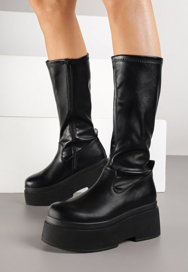 Born2be - Czarne Botki na Grubej Podeszwie z Dopasowaną Cholewką Flariave. Okazja: na co dzień. Kolor: czarny. Szerokość cholewki: normalna. Styl: casual, klasyczny