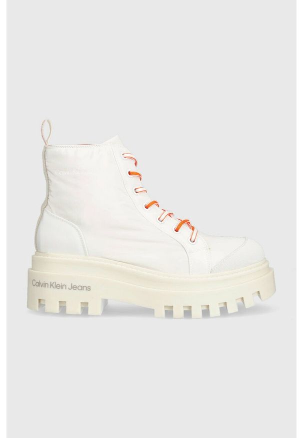 Calvin Klein Jeans workery TOOTHY COMBAT BOOT SOFTNY damskie kolor biały na platformie YW0YW00948. Zapięcie: sznurówki. Kolor: biały. Materiał: materiał, skóra, guma, włókno. Obcas: na platformie