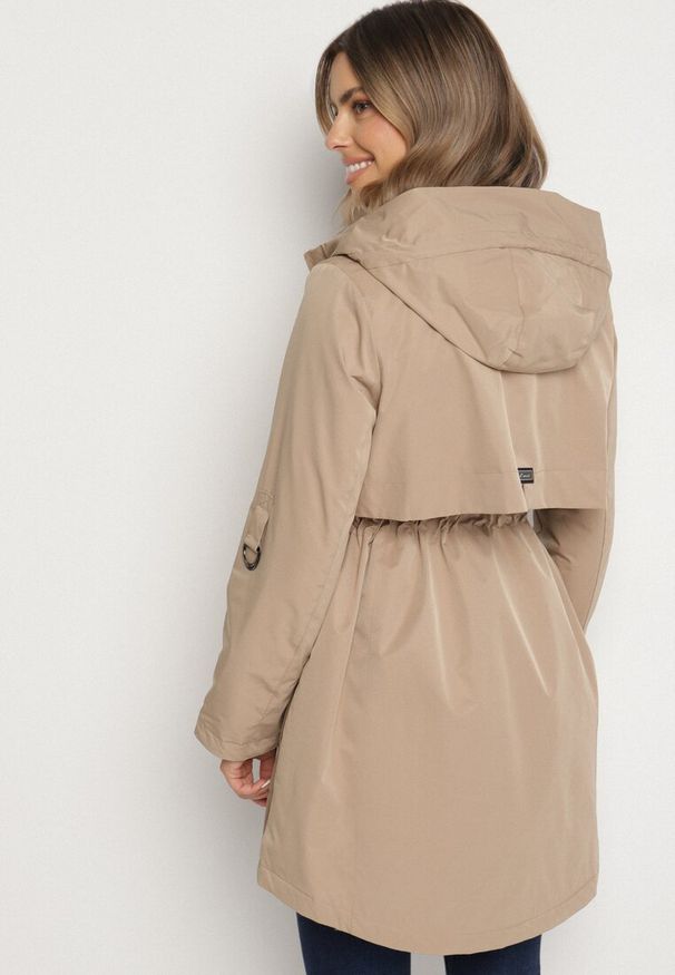 Born2be - Ciemnobeżowa Klasyczna Kurtka Parka z Kapturem i Ściągaczem w Talii Tulasira. Okazja: na co dzień. Typ kołnierza: kaptur. Kolor: beżowy. Materiał: jeans. Styl: klasyczny