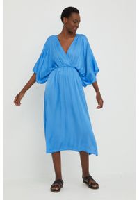 Answear Lab sukienka midi rozkloszowana. Kolor: niebieski. Materiał: tkanina. Długość rękawa: krótki rękaw. Typ sukienki: rozkloszowane. Styl: wakacyjny. Długość: midi