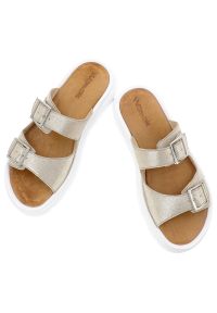 Złote Klapki Wasak Wygodne Obuwie Damskie. Okazja: na spacer, na co dzień. Kolor: złoty. Materiał: skóra. Sezon: lato. Styl: casual, wakacyjny #6