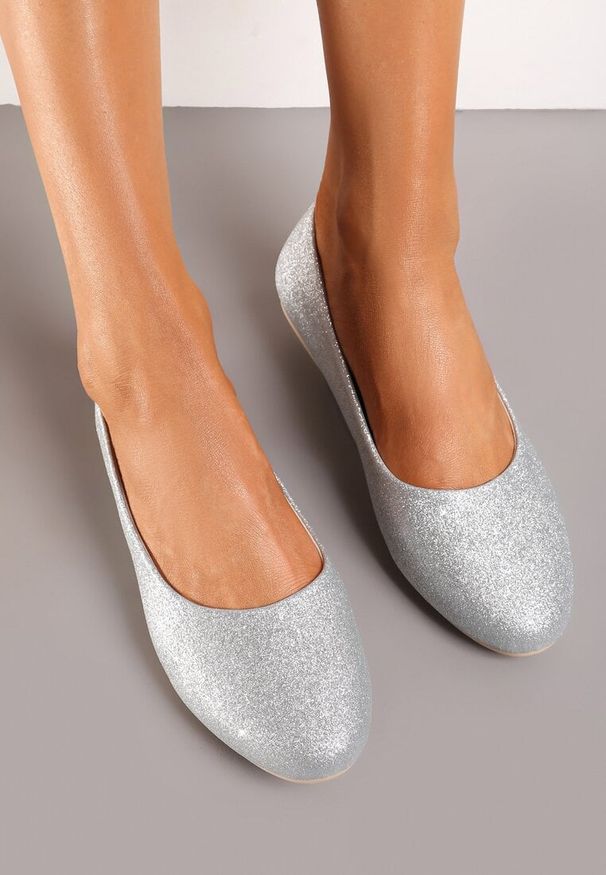 Born2be - Srebrne Płaskie Balerinki Pokryte Brokatowym Zdobieniem Qarneli. Okazja: na co dzień. Kolor: srebrny. Materiał: jeans. Wzór: aplikacja. Styl: casual, elegancki