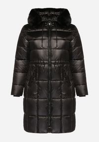 Born2be - Czarna Pikowana Kurtka ze Ściągaczem w Talii i Odpinanym Futerkiem przy Kapturze Zemilae. Okazja: na co dzień. Kolekcja: plus size. Kolor: czarny. Materiał: futro. Długość rękawa: długi rękaw. Długość: długie. Styl: casual, elegancki #2