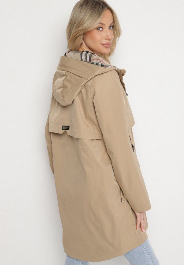 Born2be - Ciemnobeżowa Kurtka Parka z Podpinanymi Rękawami i Kapturem ze Wstawkami w Kratę Kaithna. Kolor: beżowy. Materiał: tkanina