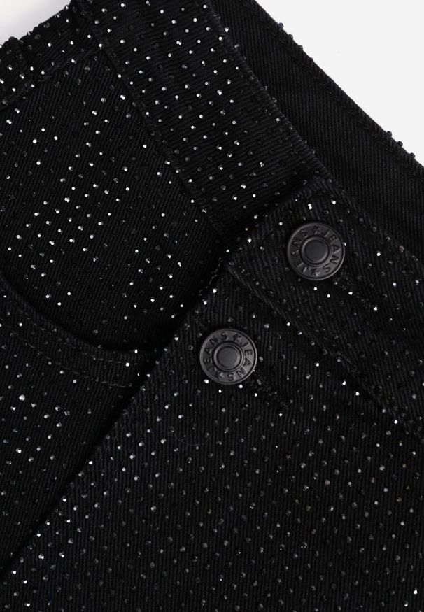 Renee - Czarne Eleganckie Spódnico-Szorty Jeansowe z Bawełną Ozdobione Cyrkoniami Risalenna. Stan: podwyższony. Kolor: czarny. Materiał: bawełna, jeans. Wzór: aplikacja. Styl: elegancki