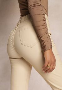 Renee - Beżowe Casualowe Spodnie Skinny o Modelującym Fasonie Elovi. Okazja: na co dzień. Kolor: beżowy. Styl: casual