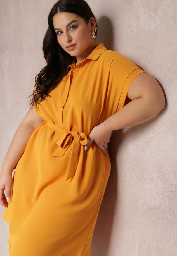 Renee - Żółta Sukienka Koszulowa Wiązana w Pasie z Krótkimi Rękawami Wellwood. Kolekcja: plus size. Kolor: żółty. Materiał: tkanina. Długość rękawa: krótki rękaw. Wzór: gładki. Sezon: lato, wiosna. Typ sukienki: koszulowe. Długość: midi