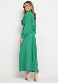 Born2be - Zielona Rozkloszowana Sukienka Maxi Wiązana przy Dekolcie Ozdobiona Falbankami Nuteki. Typ kołnierza: kołnierz z falbankami. Kolor: zielony. Wzór: aplikacja. Styl: elegancki. Długość: maxi #4