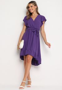 Born2be - Fioletowa Kopertowa Sukienka z Asymetrycznym Dołem Ozdobiona Falbanką z Paskiem w Talii Snidia. Okazja: na co dzień, na spacer. Kolor: fioletowy. Wzór: aplikacja. Sezon: lato. Typ sukienki: asymetryczne, kopertowe. Styl: klasyczny, casual, elegancki #5