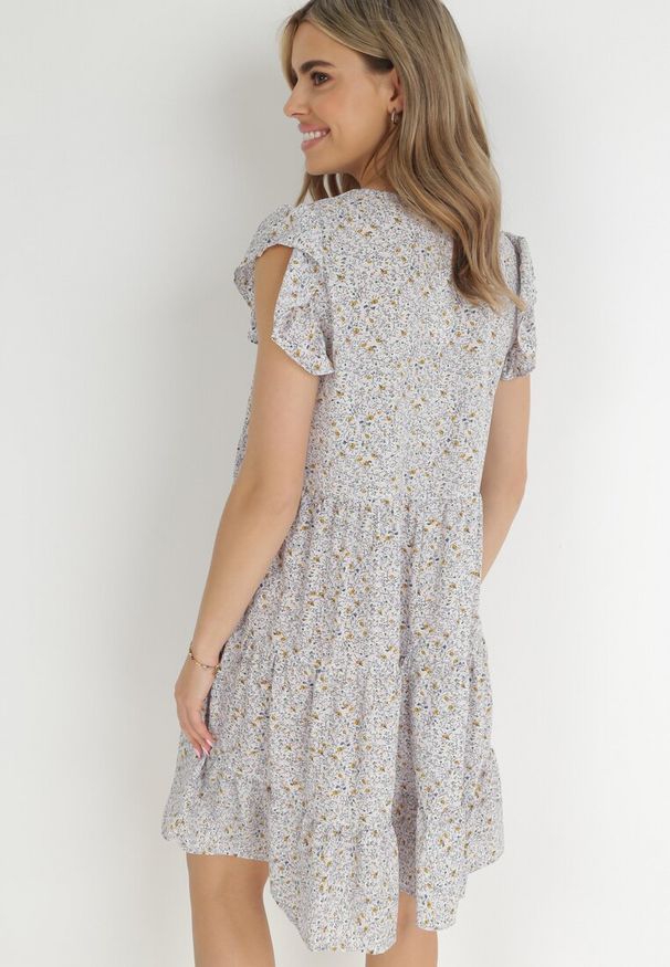 Born2be - Szaro-Fioletowa Sukienka Orinilla. Typ kołnierza: dekolt w serek, kołnierz z falbankami. Kolor: fioletowy, szary. Długość rękawa: bez rękawów. Wzór: ażurowy, kwiaty. Styl: klasyczny. Długość: mini