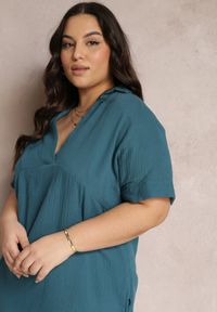 Renee - Ciemnozielona Bawełniana Sukienka Mini o Pudełkowym Fasonie z Kołnierzykiem Elealla. Kolekcja: plus size. Kolor: zielony. Materiał: bawełna. Długość rękawa: krótki rękaw. Typ sukienki: dla puszystych. Długość: mini #2