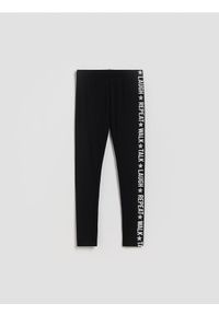 Reserved - Legginsy z napisem - czarny. Kolor: czarny. Materiał: bawełna. Wzór: napisy