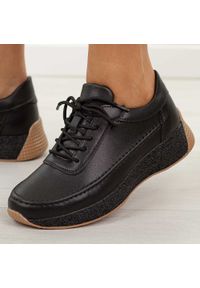 Czarne gładkie skórzane półbuty damskie Sergio Leone sp013. Okazja: na co dzień. Nosek buta: okrągły. Kolor: czarny. Materiał: skóra. Wzór: gładki. Sezon: wiosna, jesień. Styl: casual, elegancki, klasyczny #1