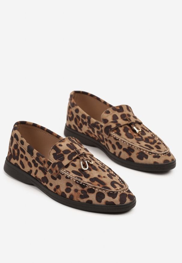 Renee - Beżowe Mokasyny z Ekozamszu z Ozdobną Zawieszką Fevionea. Okazja: na co dzień. Kolor: beżowy. Materiał: jeans. Wzór: aplikacja. Styl: elegancki, klasyczny, casual