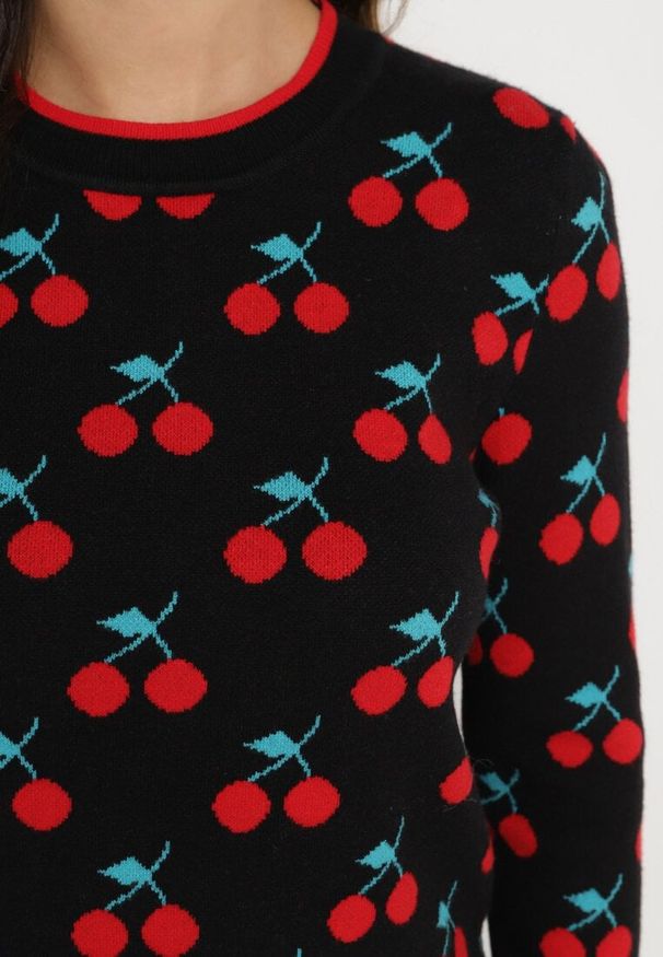 Born2be - Czarny Sweter z Wiskozą o Prostym Kroju Zdobiony Wzorem w Wisienki Avandirae. Okazja: na co dzień. Kolor: czarny. Materiał: wiskoza. Wzór: aplikacja. Styl: casual