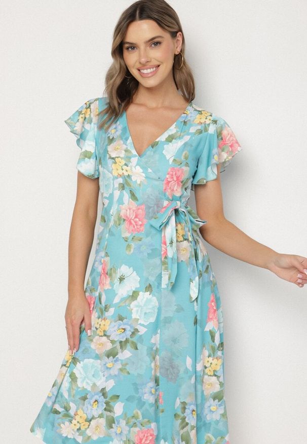 Born2be - Zielona Kwiatowa Sukienka z Kopertowym Dekoltem Atorina. Okazja: na spotkanie biznesowe, do pracy, na co dzień. Typ kołnierza: dekolt kopertowy. Kolor: zielony. Wzór: kwiaty. Typ sukienki: kopertowe. Styl: casual, biznesowy