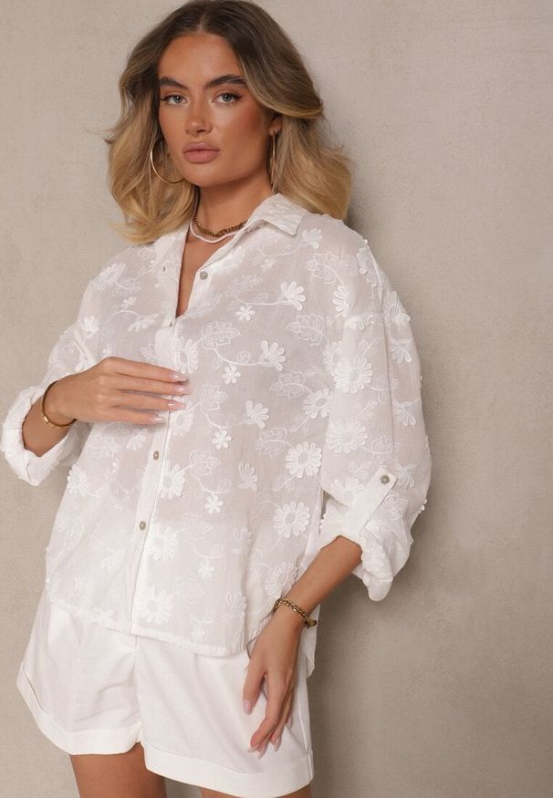 Renee - Biała Bawełniana Koszula o Kroju Oversize z Haftem w Kwiatowy Wzór Reisariel. Okazja: na co dzień. Kolor: biały. Materiał: bawełna. Długość rękawa: długi rękaw. Długość: długie. Wzór: haft, kwiaty. Styl: casual, elegancki