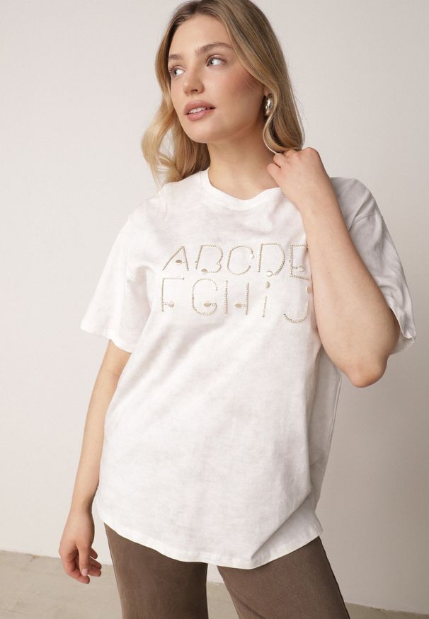 Born2be - Biały Oversizowy T-shirt z Bawełny Zdobiony Haftem z Cekinami Pidella. Okazja: na co dzień. Kolor: biały. Materiał: bawełna. Wzór: haft, aplikacja. Styl: casual, elegancki