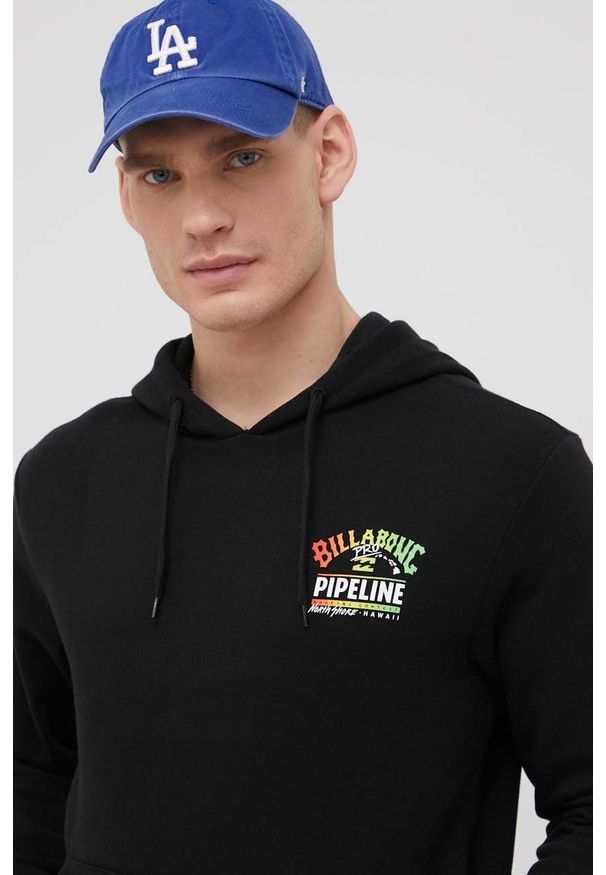 Billabong bluza męska kolor czarny z kapturem z nadrukiem. Okazja: na co dzień. Typ kołnierza: kaptur. Kolor: czarny. Materiał: dzianina. Wzór: nadruk. Styl: casual