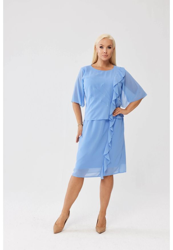Moda Size Plus Iwanek - Sukienka Estelle w błękitnym kolorze - zwiewna szyfonowa kreacja PLUS SIZE XXL OVERSIZE JESIEŃ. Okazja: na imprezę, na ślub cywilny, na wesele. Kolekcja: plus size. Kolor: niebieski. Materiał: szyfon. Sezon: jesień. Typ sukienki: oversize, dla puszystych. Styl: elegancki. Długość: midi