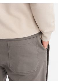 Ombre Clothing - Męskie spodnie dzianinowe joggery z ozdobną plisą – grafitowe V4 - Rozmiar: S. Okazja: na co dzień. Kolor: szary. Materiał: dzianina. Długość: długie. Wzór: aplikacja, jednolity. Styl: casual
