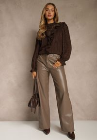 Renee - Brązowa Bluzka z Koronką i Falbankami Zdobiona Metalicznymi Przeszyciami Aliafera. Typ kołnierza: kołnierz z falbankami. Kolor: brązowy. Materiał: koronka. Wzór: koronka, aplikacja #3
