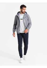 Ombre Clothing - Lekka sportowa męska kurtka z polarową podszewką – szara V3 OM-JANP-0136 - XXL. Typ kołnierza: kołnierzyk stójkowy. Kolor: szary. Materiał: polar. Wzór: aplikacja, ze splotem, nadruk, melanż. Styl: sportowy