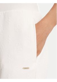 Guess Spodnie dresowe V5YB06 KBSL2 Écru Regular Fit. Materiał: syntetyk