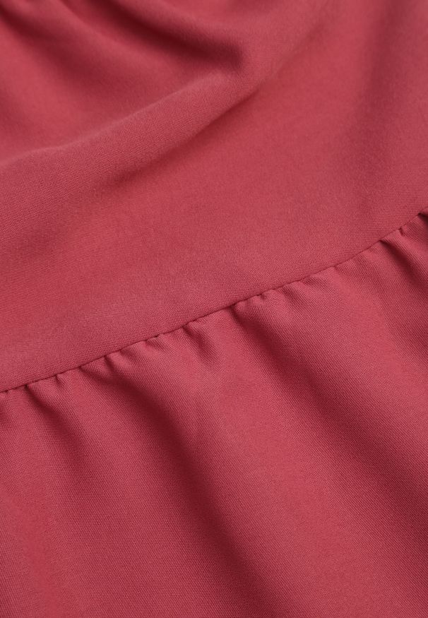 Renee - Ciemnoróżowa Sukienka z Krótkim Rękawem i Ozdobnymi Falbankami o Rozkloszowanym Kroju Vetesa. Okazja: na co dzień. Typ kołnierza: kołnierz z falbankami. Kolor: różowy. Materiał: wiskoza, jeans. Długość rękawa: krótki rękaw. Typ sukienki: proste. Styl: klasyczny, casual